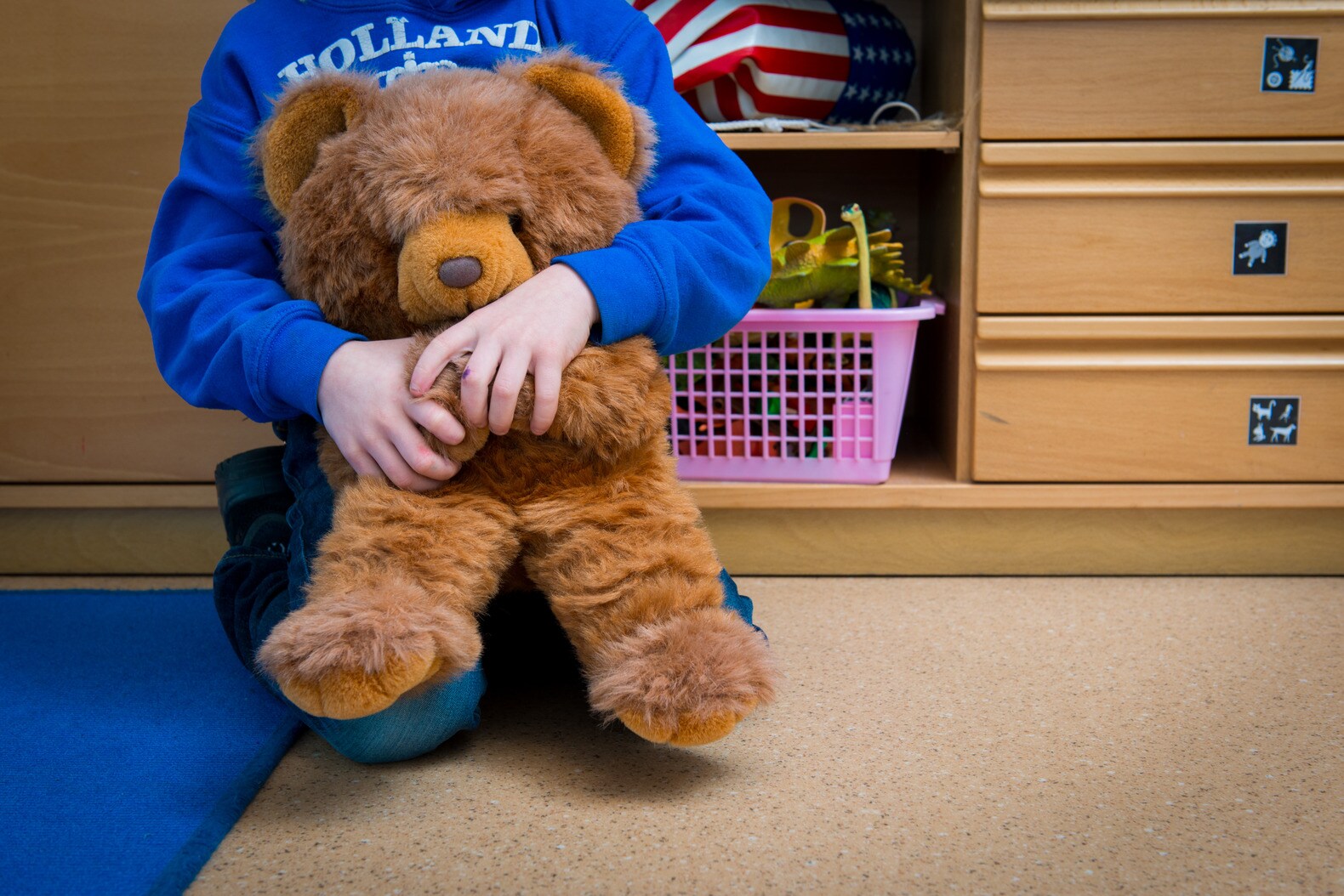 slapen met knuffel